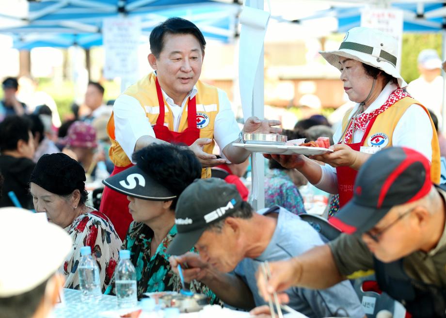 대전 서구 자원봉사센터, 사랑의 밥차 성료… 무더위 날린 온기 나눔 이미지